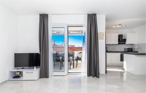 Kuchyň nebo kuchyňský kout v ubytování Beautiful Apartment In Okrug Gornji