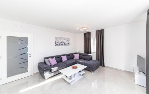 2 Bedroom Awesome Apartment In Okrug Gornji