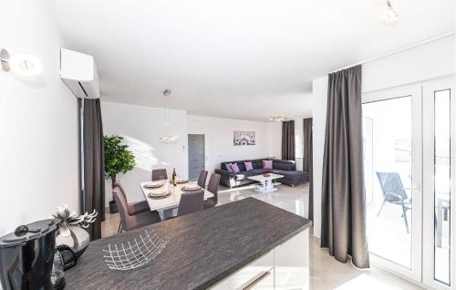2 Bedroom Awesome Apartment In Okrug Gornji