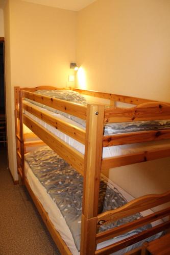 quelques lits superposés dans une chambre dans l'établissement Résidence L'horizon Blanc - APT 8 PERS BALCON SUD, PIED DE PISTES MAE-7844, à Saint-Étienne-en-Dévoluy