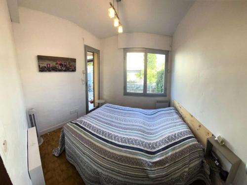 une chambre avec un lit dans une pièce avec une fenêtre dans l'établissement Résidence Marie Louise - Agréable appartement de 35m2 avec 4 couchages à Sanary-sur-Mer proche des plages MAE-9824, à Six-Fours-les-Plages