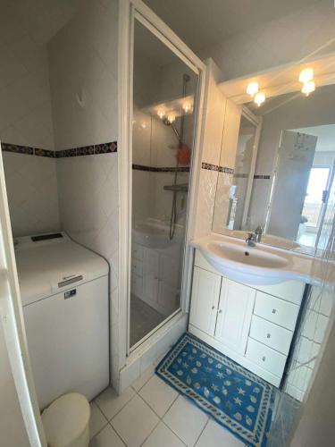 une salle de bain avec une douche, un lavabo et des toilettes dans l'établissement Résidence Morieres - Joli T2 6 couchages à Six Fours Les Plages vue mer exceptionnelle MAE-9934, à Six-Fours-les-Plages