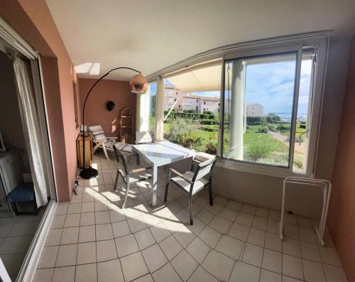 un balcon avec une table, des chaises et une fenêtre dans l'établissement Résidence Morieres - Joli T2 6 couchages à Six Fours Les Plages vue mer exceptionnelle MAE-9934, à Six-Fours-les-Plages