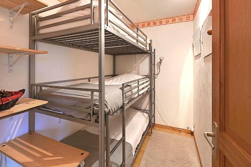 een kamer met 2 stapelbedden bij Les Oursons - Station de ski accessible à pied in La Bresse