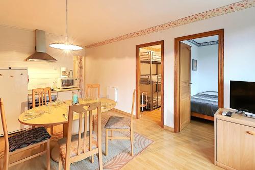 une cuisine et un salon avec une table et une salle à manger dans l'établissement Les Oursons - Station de ski accessible à pied, à La Bresse