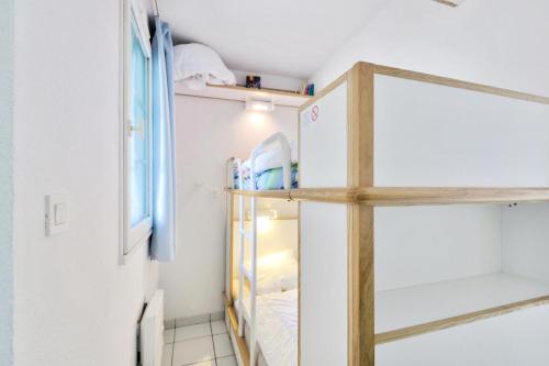 Cette petite chambre dispose d'un réfrigérateur et d'une fenêtre. dans l'établissement Résidence Port Bourgenay - maeva Home - Studio 5 personnes - Confort MAE-2553, à Talmont-Saint-Hilaire