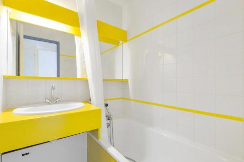 une salle de bain avec un lavabo et un miroir dans l'établissement Résidence Port Bourgenay - maeva Home - Studio 5 personnes - Confort MAE-2553, à Talmont-Saint-Hilaire