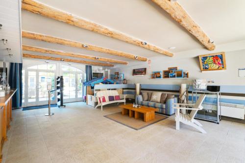 un salon avec un canapé et une table dans l'établissement Résidence Villa Marine - maeva Home - Appartement 3 Pièces 6 Personnes - Confort MAE-3007, à Soulac-sur-Mer