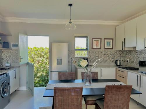 Kuchyň nebo kuchyňský kout v ubytování The Comfy Corner @ Skyfall Country Estate