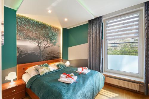 um quarto com uma cama e uma janela grande em Apartamenty Aquamarina SeaView by Rent like home em Międzyzdroje