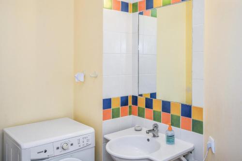 une salle de bain avec un lavabo, des toilettes et un miroir dans l'établissement Village Pont Royal en Provence - maeva Home - Studio 4 personnes - Confort MAE-2907, à Mallemort