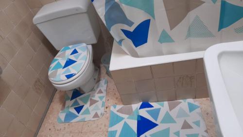 テウラーダにあるSpanien Bungalowのタイルフロアのバスルーム(トイレ付)