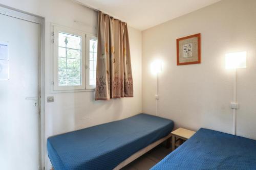 une chambre avec deux lits et une fenêtre dans l'établissement Résidence L'Ange Gardien - maeva Home - Studio 5 Personnes - Confort MAE-2979, à Villefranche-sur-Mer