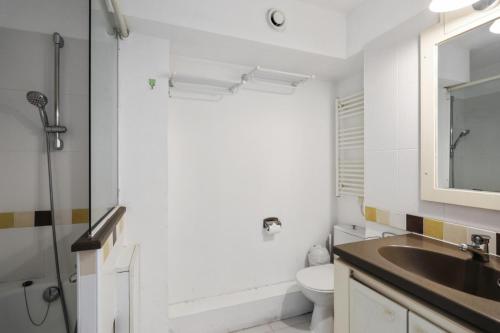une salle de bain avec un lavabo, des toilettes et un miroir dans l'établissement Résidence L'Ange Gardien - maeva Home - Studio 5 Personnes - Confort MAE-2979, à Villefranche-sur-Mer