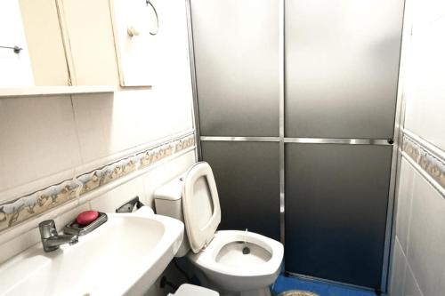 uma pequena casa de banho com WC e lavatório em Residencial Di Capri em Gramado