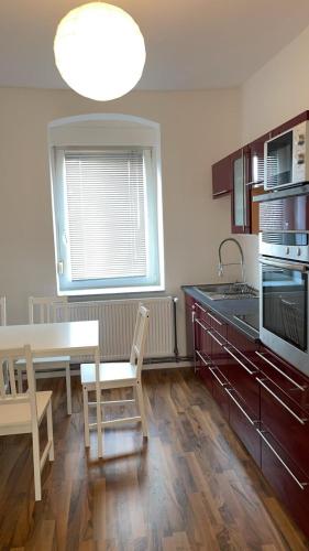 - une cuisine avec une table, une table et des chaises dans l'établissement Große Wohnung, à Magdebourg
