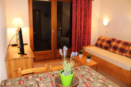 un salon avec un canapé et une table dans l'établissement Résidence L'horizon Blanc - 2 Pièces pour 4 Personnes MAE-8194, à Saint-Étienne-en-Dévoluy