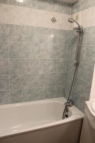 une salle de bain avec une baignoire et un lavabo dans l'établissement Résidence L'horizon Blanc - 2 Pièces pour 4 Personnes MAE-8194, à Saint-Étienne-en-Dévoluy