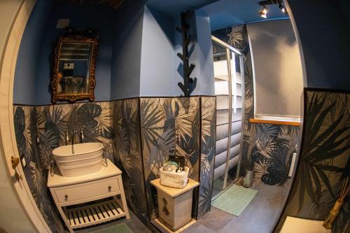 a bathroom with a toilet and a mirror at Casita Jolanda in Albano Laziale
