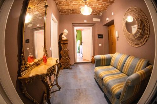 ein Wohnzimmer mit einem Sofa und einem Spiegel in der Unterkunft Casita Jolanda in Albano Laziale