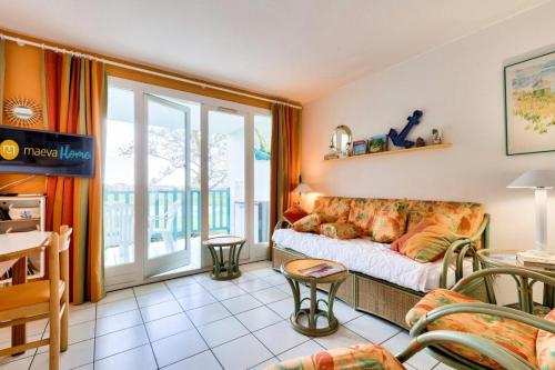 d'un salon avec un canapé et un balcon. dans l'établissement Résidence Port Bourgenay - maeva Home - Appartement Sélection 2 pièces 4 personnes MAE-3583, à Talmont-Saint-Hilaire