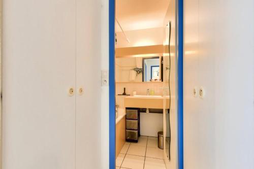 Elle comprend une petite salle de bains pourvue d'un lavabo et d'un comptoir. dans l'établissement Résidence Port Bourgenay - maeva Home - Appartement Sélection 2 pièces 4 personnes MAE-3583, à Talmont-Saint-Hilaire