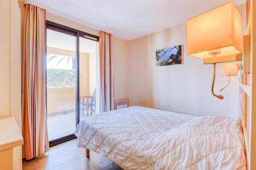 une chambre d'hôtel avec un lit et un balcon dans l'établissement Résidence Cannes Villa Francia - maeva Home - Appartement 2 pièces 6 personnes avec vue mer - Sélection - super Home MAE-3641, à Cannes