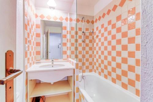 une salle de bain avec un lavabo et une baignoire dans l'établissement Résidence Cannes Villa Francia - maeva Home - Appartement 2 pièces 6 personnes avec vue mer - Sélection - super Home MAE-3641, à Cannes