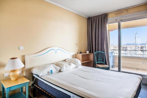 une chambre d'hôtel avec un lit et un balcon dans l'établissement Résidence Cap Hermes - maeva Home - Appartement 2 Pièces 4 Personnes - Selection MAE-4143, à Fréjus