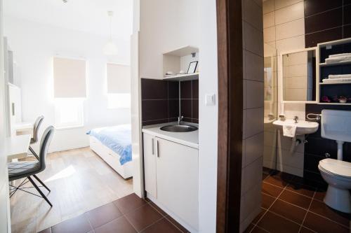 Baño pequeño con lavabo y aseo en University Hotel Dorrah en Tuzla