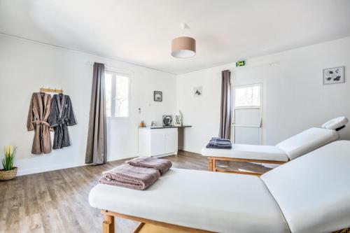 uma sala de estar branca com um sofá e uma mesa em Résidence Saint-Raphaël Valescure - maeva Home - Appartement 3 Pièces 6 Pe 75 em Valescure