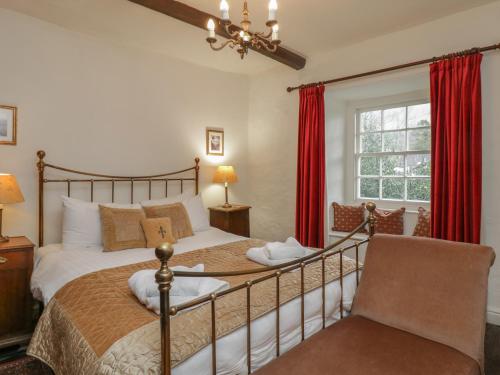 アンブルサイドにあるOld Oak Cottageのベッドルーム1室(ベッド1台、椅子、窓付)
