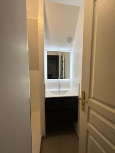 une salle de bain avec un lavabo et un miroir dans l'établissement La Résidence du Golf - maeva Home - Appartement 2 pièces 5 personnes - Confort MAE-5374, à Deauville