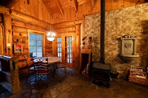 uma sala de jantar com uma mesa e um fogão em Bois Rond Sauna Lake em Grenville-sur-la-Rouge