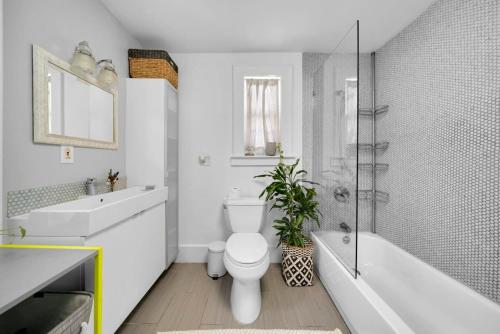 W łazience znajduje się toaleta, wanna i umywalka. w obiekcie Oceanfront Elegance: 3-BR Villa in Miami's Design w Miami