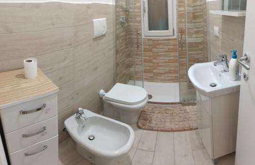 Et badeværelse på l'alba sullo jonio