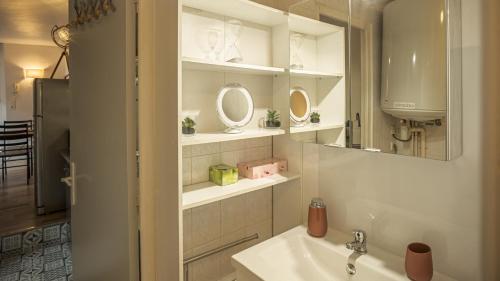 a bathroom with a sink and a mirror at Le Logis des Perles 1 - Emplacement Idéal - 4 pers in Troyes