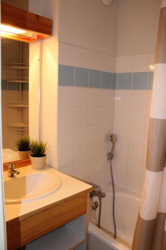 une salle de bain avec un lavabo et une baignoire dans l'établissement Les Chalets De Superd Heliantheme - 2 Pièces pour 6 Personnes MAE-8484, à Saint-Étienne-en-Dévoluy