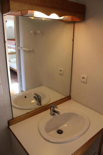 une salle de bain avec un lavabo et un miroir dans l'établissement Résidence Bartavelle Crete Du Berger - 2 Pièces pour 6 Personnes MAE-8534, à Saint-Étienne-en-Dévoluy