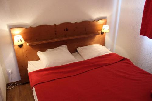 - un lit avec 2 oreillers blancs dans l'établissement Résidence Bartavelle Crete Du Berger - 2 Pièces pour 6 Personnes MAE-8534, à Saint-Étienne-en-Dévoluy