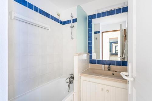 une salle de bain avec une baignoire et un lavabo dans l'établissement Résidence Bleu Marine - maeva Home - Appartement 3 Pièces 6 Personnes vue mer - Confort MAE-5560, à Lacanau