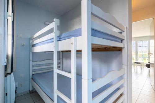 une chambre avec deux lits superposés dans l'établissement Résidence Port Bourgenay - maeva Home - Studio Sélection (5 personnes) MAE-5821, à Talmont-Saint-Hilaire