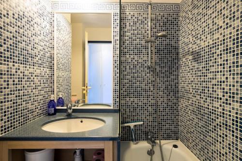 une salle de bain avec un lavabo, une douche et un miroir dans l'établissement Résidence Port Bourgenay - maeva Home - Studio Sélection (5 personnes) MAE-5821, à Talmont-Saint-Hilaire