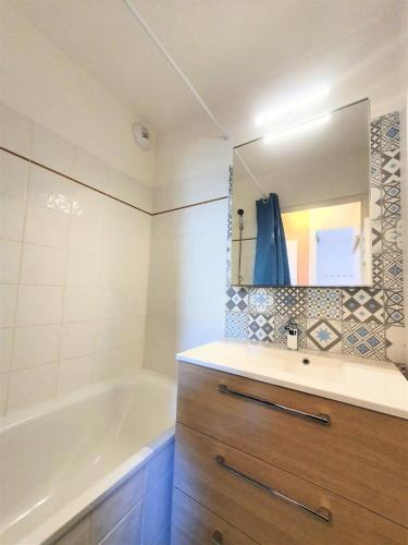 une salle de bain avec une baignoire, un lavabo et un miroir dans l'établissement Résidence Les Chaumettes - 2 Pièces pour 6 Personnes MAE-8574, à Saint-Étienne-en-Dévoluy