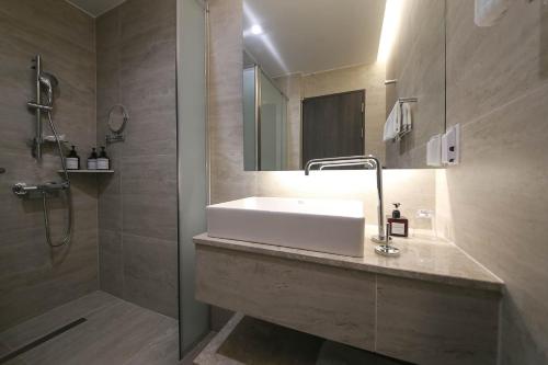 Ein Badezimmer in der Unterkunft H Avenue Hotel Sangmu Branch