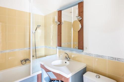 une salle de bain avec un lavabo et un miroir dans l'établissement Les Maisons de Port Bourgenay - maeva Home - Maison 3 pièces 6 personnes - Sélection MAE-5828, à Talmont-Saint-Hilaire