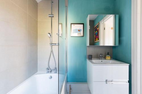 a bathroom with a shower and a sink at Charming Cottage surrounded by Idyllic garden in peaceful location in central Charlbury in Charlbury