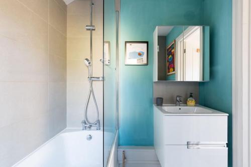 Ένα μπάνιο στο Charming Cottage surrounded by Idyllic garden in peaceful location in central Charlbury