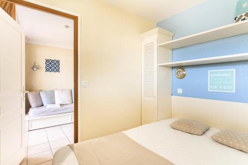une chambre avec un miroir et un lit dans l'établissement Résidence Bleu Marine - maeva Home - Appartement 2 pièces 4 personnes - Confort MAE-5880, à Lacanau