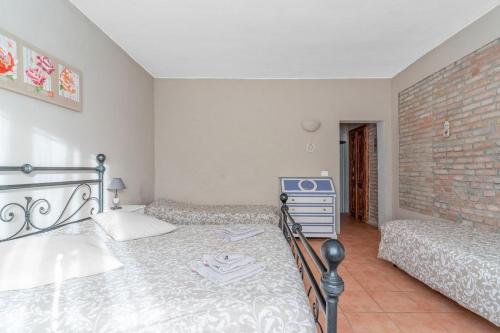 sypialnia z łóżkiem i ceglaną ścianą w obiekcie La Locanda Del Molino w mieście Fortunago